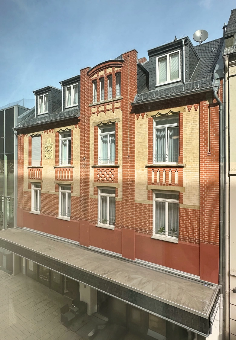Denkmalgerechte Sanierung zu Geschäfts- und Boardinghaus in der Schulgasse im Zentrum Wiesbadens - Fassade