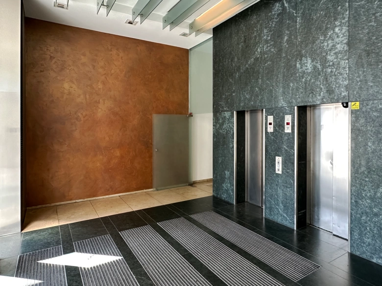 Denkmalgerechte Sanierung zu Geschäfts- und Boardinghaus in der Schulgasse im Zentrum Wiesbadens - Seitenasicht