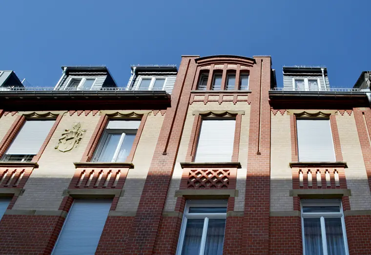 Denkmalgerechte Sanierung zu Geschäfts- und Boardinghaus in der Schulgasse im Zentrum Wiesbadens - Fassade